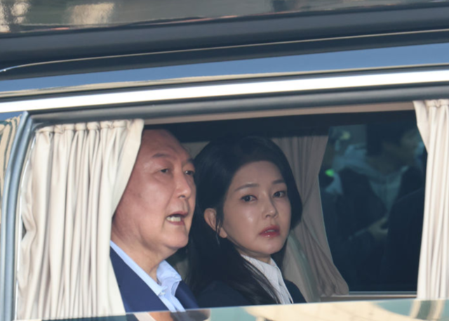 윤석열 전 대통령과 김건희 여사가 헌법재판소 파면 결정 후 서울 용산구 한남동 대통령 관저를 떠나고 있다. 사진공동취재단