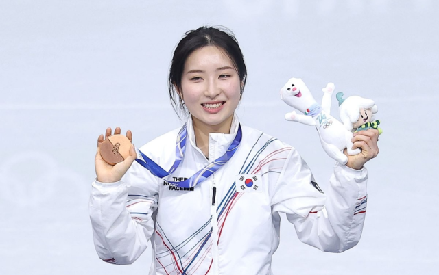16일(현지시간) 이탈리아 밀라노 아이스스케이팅 아레나에서 열린 2026 밀라노-코르티나담페초 동계올림픽 쇼트트랙 여자 1000m 시상식에서 동메달을 획득한 김길리.연합뉴스