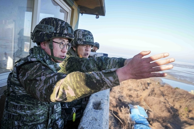 주일석 해병대사령관은 17일 설 명절 당일 서해 NLL 최전방 우도경비대 및 말도소초를 방문해 장병들을 격려했다. 주 사령관이 우도경비대 합동대공감시소(JAOP)에서 우도경비대장과 함께 전방지역을 확인하며 작전대비태세를 점검하는 모습. 해병대 제공