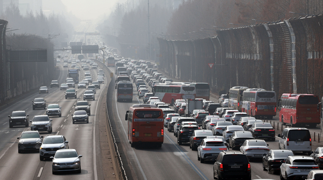 설 연휴 둘째 날인 15일 오전 귀성행렬이 이어지며 고속도로 곳곳에서 정체를 빚고 있다.  연합뉴스