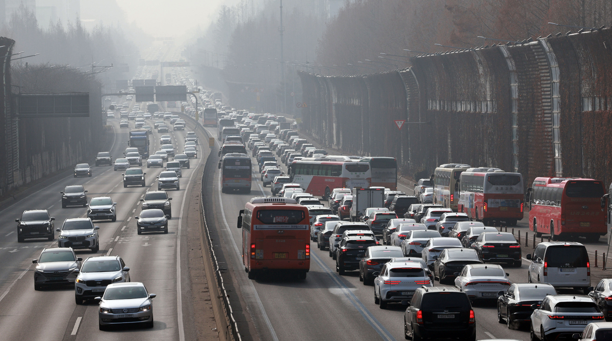 작년에만 1만t…쓰레기로 몸살 앓는 고속도로, 운전자 탓?