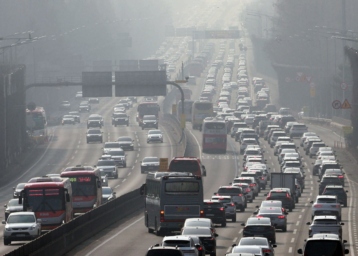 “여보, 우리 그냥 새벽에 일어납시다”…꽉 막힌 설 귀경길, 내일 새벽에나 풀릴 듯
