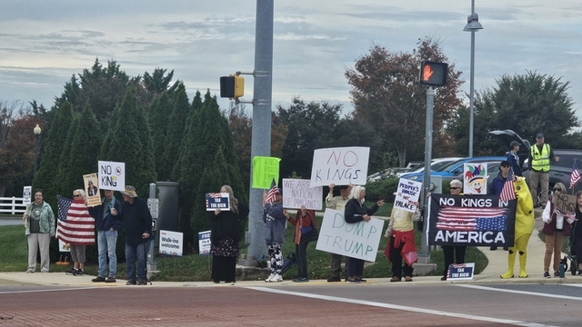 지난해 10월 18일 전국 2700여 곳에서 도널드 트럼프 미국 대통령에 반대하는 대규모 ‘노 킹스’ 시위가 열렸다. 워싱턴DC에서 한 시간 가량 떨어진 메릴랜드의 시골 마을 미들타운에서도 주민들이 아침 일찍 모여 노킹스 시위를 하고 있다.
