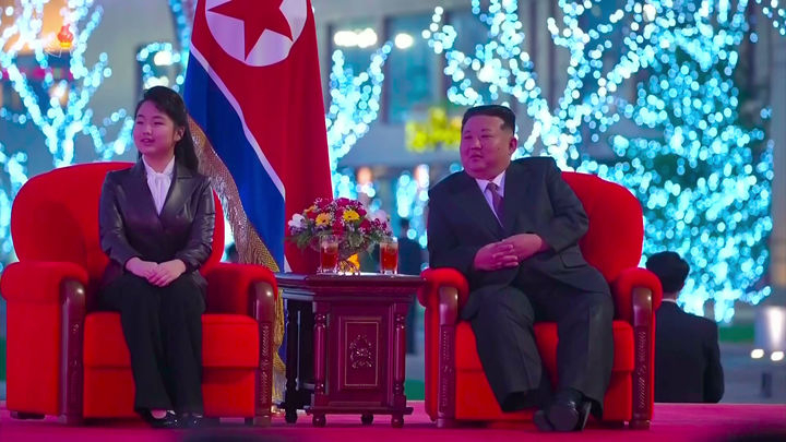 ‘5만 세대 완공’ 화성지구 준공식서 김주애, 이례적 스킨십 행보