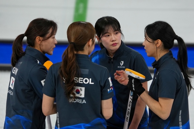 여자 컬링 대표팀이 18일(한국시간) 이탈리아 코르티나의 코르티나 컬링 올림픽 스타디움에서 열린 스위스와 2026 밀라노·코르티나동계올림픽 컬링 여자 라운드로빈 7차전 도중 작전 회의를 하고 있다. AP뉴시스