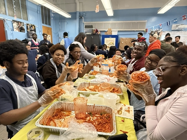 지난 10일(현지시간) 미국 뉴욕 맨해튼의 데모크러시 프렙 차터 고등학교에서 학생과 교직원 약 100명이 김치담그기 체험과 K-푸드 급식 행사에 참여하고 있다. 한국농수산식품유통공사(aT) 제공
