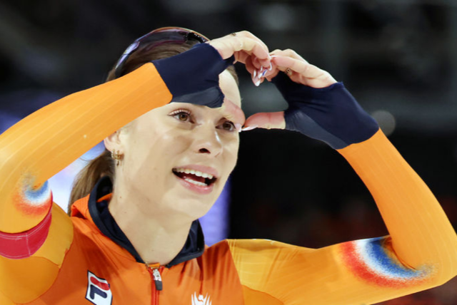 15일 (현지 시간) 이탈리아 밀라노 스피드스케이팅 스타디움에서 열린 2026 밀라노·코르티나 담페초 동계올림픽 스피드 스케이팅 여자 500m 경기에서 네덜란드 펨케 콕이 금메달을 획득한 뒤 환호하고 있다. 뉴시스