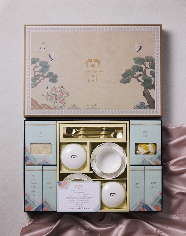청와대는 4일 이재명 대통령이 사회 각계각층에 전달한 설 선물을 공개했다. 내용은 ‘5극 3특’ 권역의 특색을 반영한 집밥 재료와 그릇·수저 세트이다. 청와대 제공