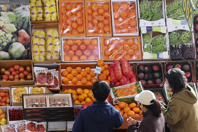지난 12일 광주 서구 매월동 서부농수산물도매시장에서 시민들이 과일을 살펴보고 있다. 연합뉴스