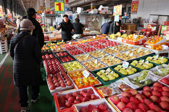 지난 12일 광주 서구 매월동 서부농수산물도매시장에서 시민들이 과일을 살펴보고 있다. 연합뉴스