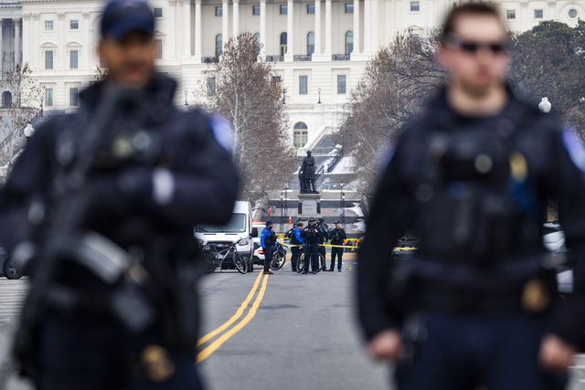 17일(현지시간) 미국 워싱턴 D.C.의 미국 국회의사당에서 한 10대 남성이 총기를 소지한 채 체포된 후 경찰이 의사당 밖을 경비하고 있다. EPA 연합뉴스