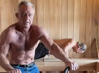 72세 장관님의 ‘반전몸매’ 55세 락가수와 사우나서…