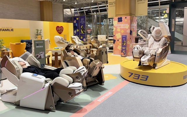 더현대 서울 바디프랜드 건강수명충전소에서 고객들이 헬스케어로봇을 체험하고 있다.]