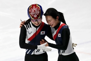 여자 3000m 계주, 8년 만의 金메달…한국 쇼트트랙 ‘노 골드’ 아쉬움 씻었다