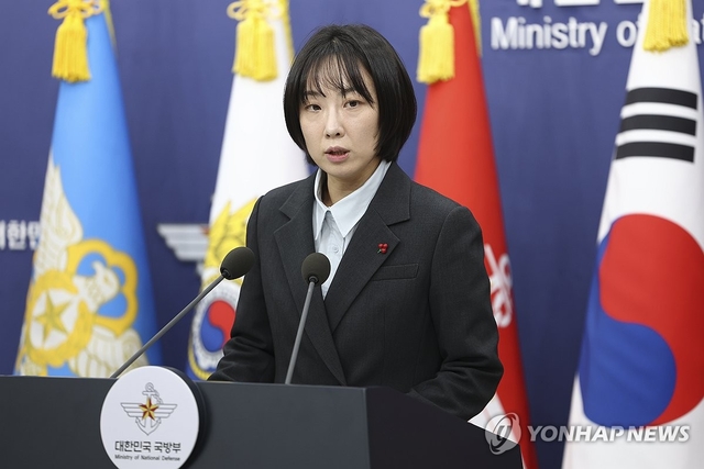 정빛나 국방부 신임 대변인이  국방부에서 브리핑을 하고 있다. 연합뉴스
