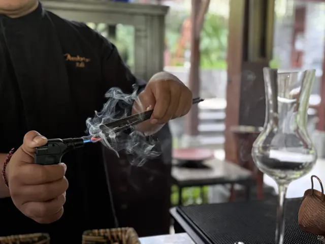 칵테일 클래스는 향을 피우며 정신을 가다듬는 것으로 시작된다. 박동미 기자