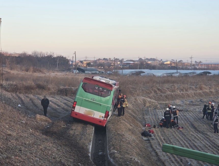 [속보]설 연휴 잘 쉬고 출근했더니…21명 탄 통근버스 추락, 1명 숨져