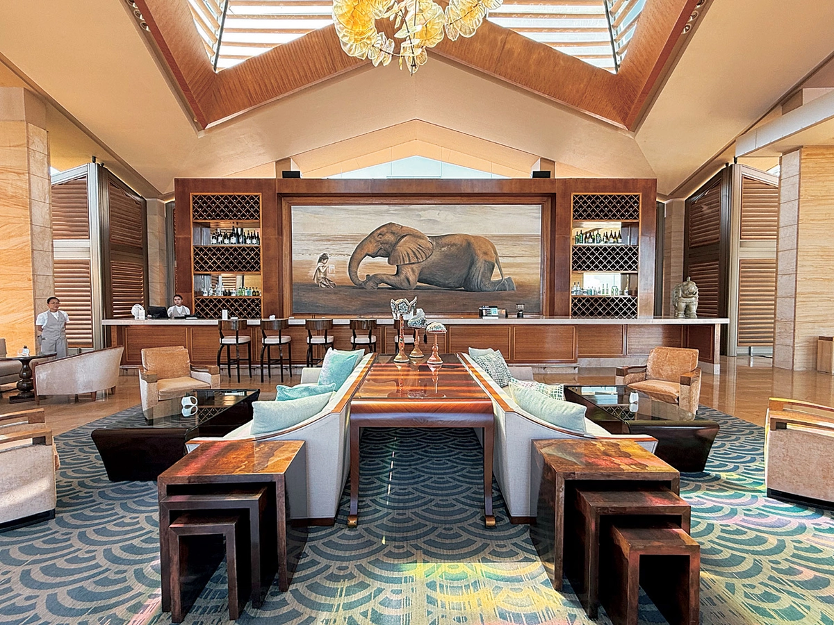 물리아 발리에 설치 된 거대한 코끼리 그림. 사람과 키를 맞춰 엎드린 코끼리가 평화로운 감각을 선사한다. 해시컴퍼니 제공