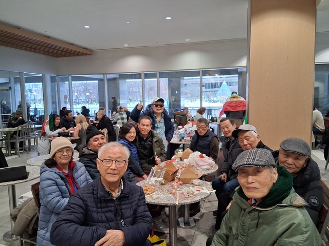 캐나다 한인동포들이 주도하는 토론토다인종우호협회가 지난 12일 설날을 맞아 이웃들에게 떡, 만두와 선물을 나눴다. 사진 토론토다인종우호협회 제공