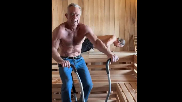 사우나에서 운동중인 로버트 케네디 주니어 장관(앞)과 가수 키드 락. 케네디 장관 엑스 캡처