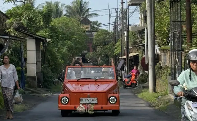 만다파 리조트에서는 투숙객들에게 다양한 현지 투어 프로그램을 제공한다. 빈티지 카를 타고 우붓 마을 탐험에 나선 여행객들. 해시컴퍼니 제공
