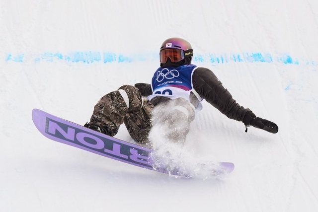유승은이 18일(한국시간) 이탈리아 리비뇨 스노파크에서 열린 2026 밀라노·코르티나동계올림픽 스노보드 여자 슬로프스타일 결선에서 착지하던 중 미끄러지고 있다. AP뉴시스