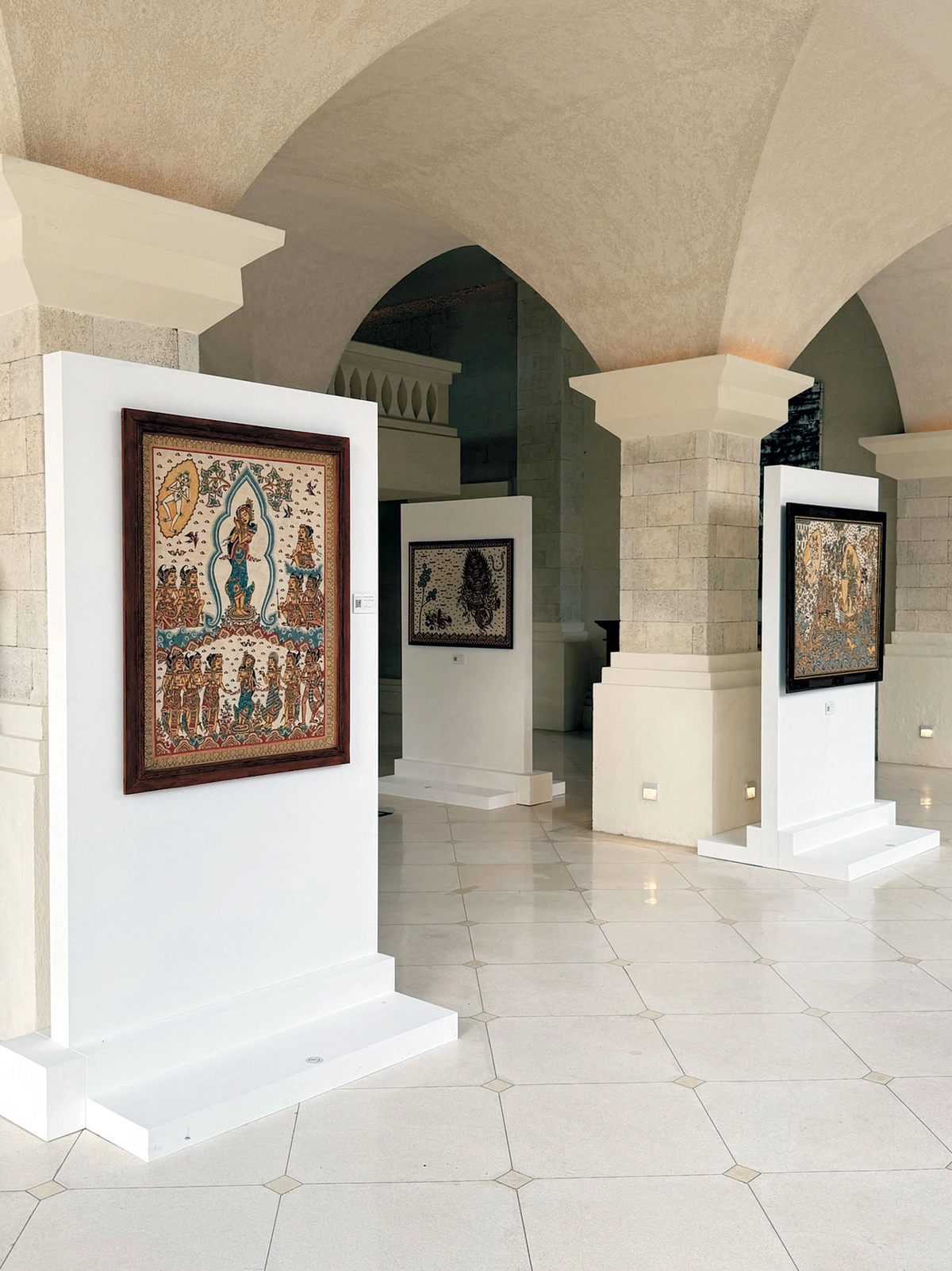 주메이라 발리의 카마산 회화 전시. 발리 예술의 정체성이 잘 드러난다. 해시컴퍼니 제공