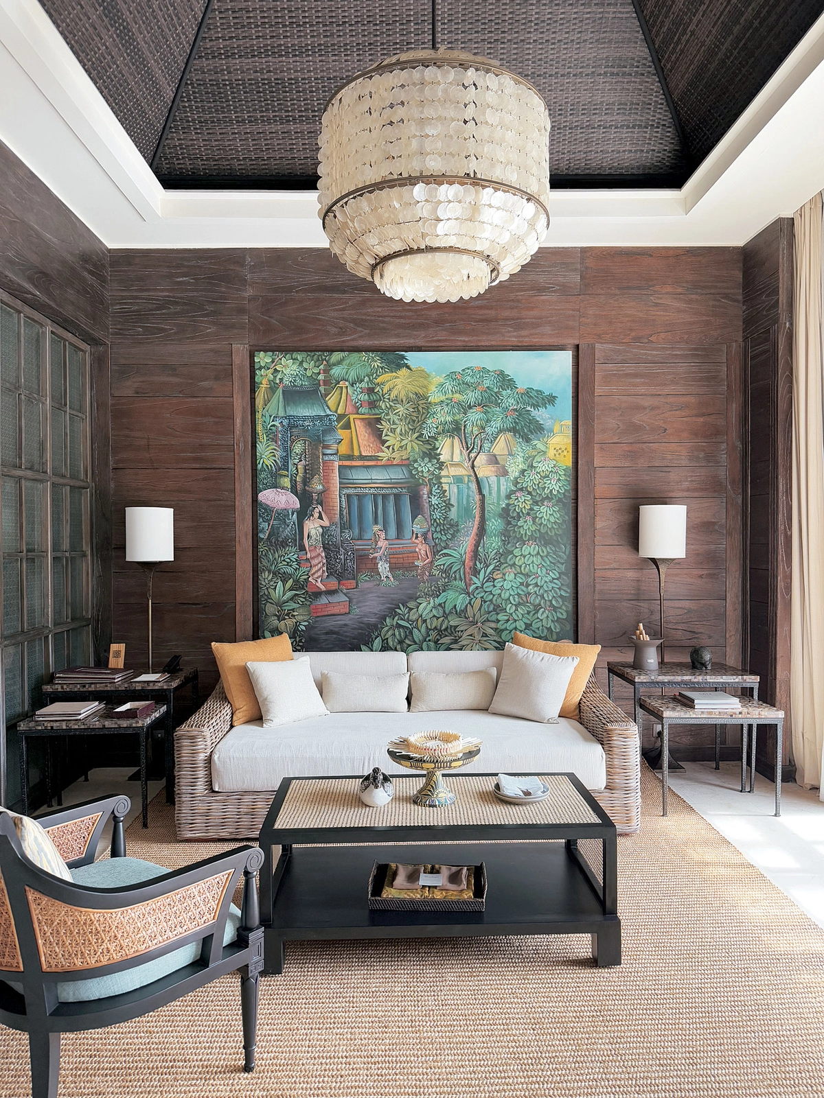 우붓 현지 예술가들이 제작한 회화로 채워진 만다파의 객실. 숲, 사원, 사람이 조화롭게 어우러져 있다. 해시컴퍼니 제공