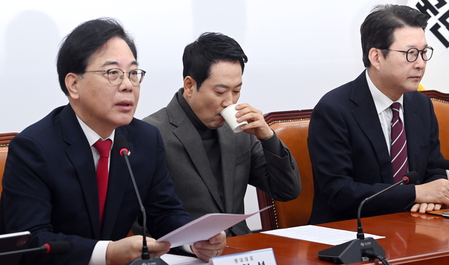 목 축이는 장동혁 대표