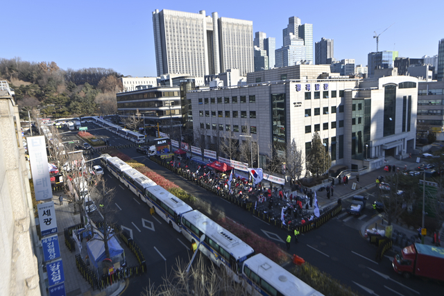 윤석열 전 대통령의 내란 우두머리 혐의 재판 1심 선고일인 19일 오전 서울 서초구 서울중앙지법 앞에 윤 전 대통령 찬반 집회가 열린 가운데, 양측의 충돌을 막기 위해 경찰이 설치한 차벽이 길게 늘어서 있다. 백동현 기자 