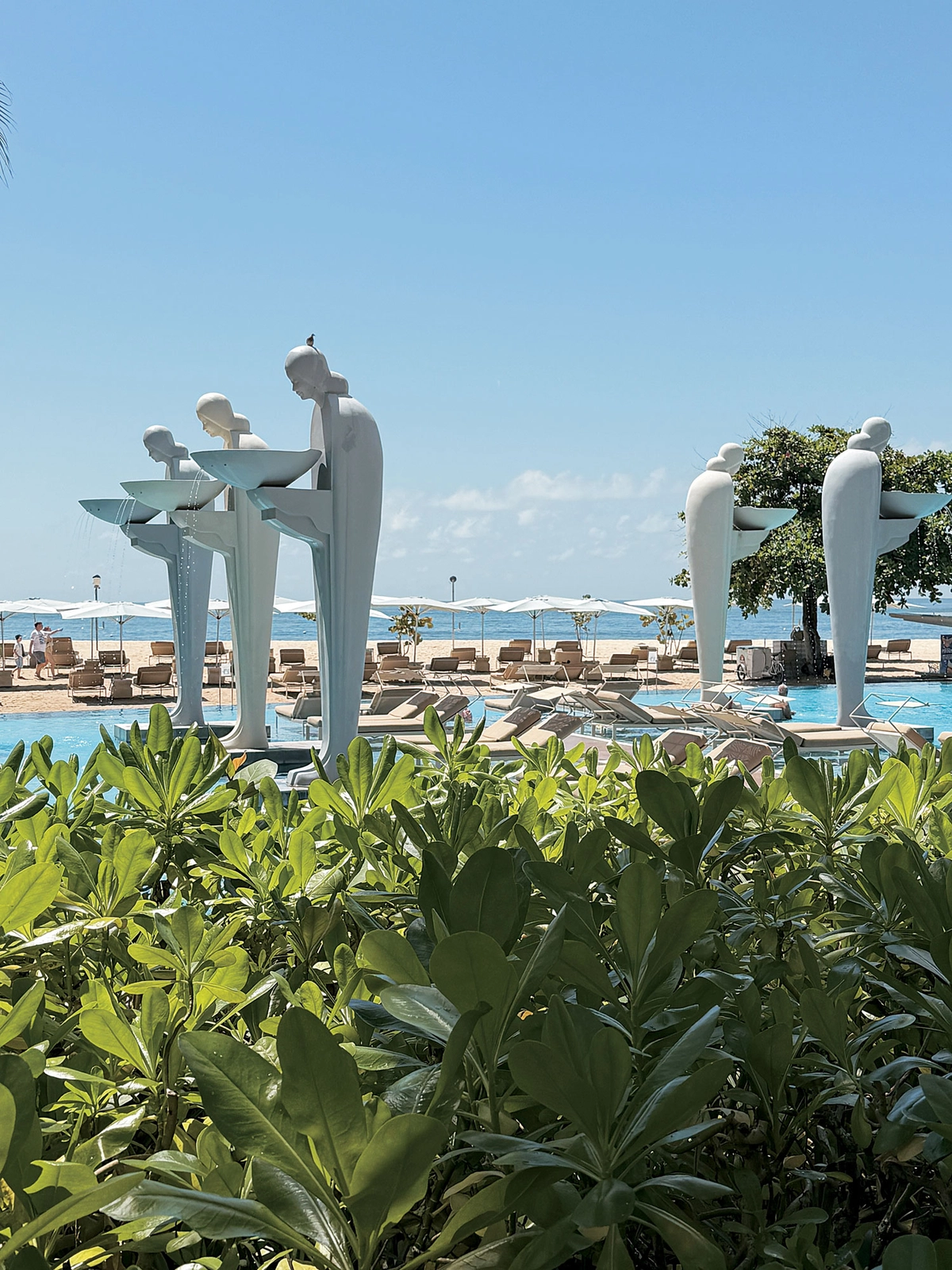 물리아 발리의 상징이자 포토 스폿으로 인기가 높은 거대한 여인 조각상. 높이가 6m에 달하며 총 16기가 수영장을 에워싸고 있다. 해시컴퍼니 제공