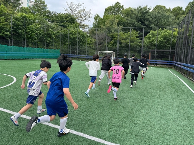 도봉구 지역 아이들이 축구 강습을 받고 있다. 도봉구청 제공