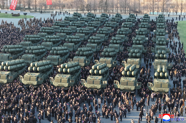 9차 당대회 장소에 늘어선 방사포