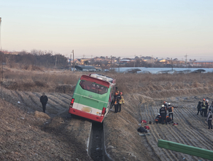 익산서 통근버스 농수로 추락… ‘안전벨트 미착용’ 70대 운전기사 숨져