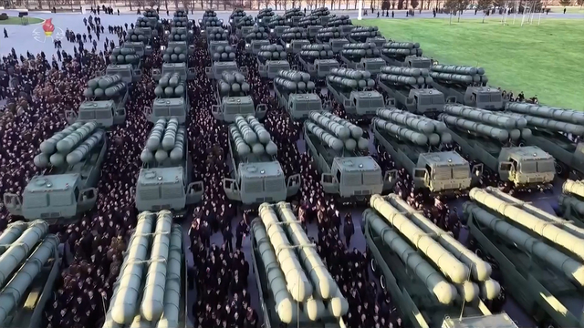 지난 18일 평양 4.25문화회관 광장에서 군수공업부문 노동계급의 노동당 제9차대회 600㎜ 대구경 방사포 50문 증정식이 진행됐다고 조선중앙TV가 19일 보도했다. 연합뉴스