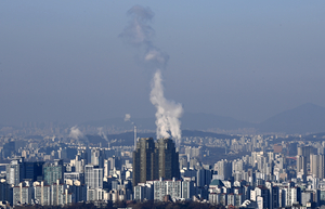 치솟는 집값처럼… 하늘로 오르는 흰 연기[도시풍경]