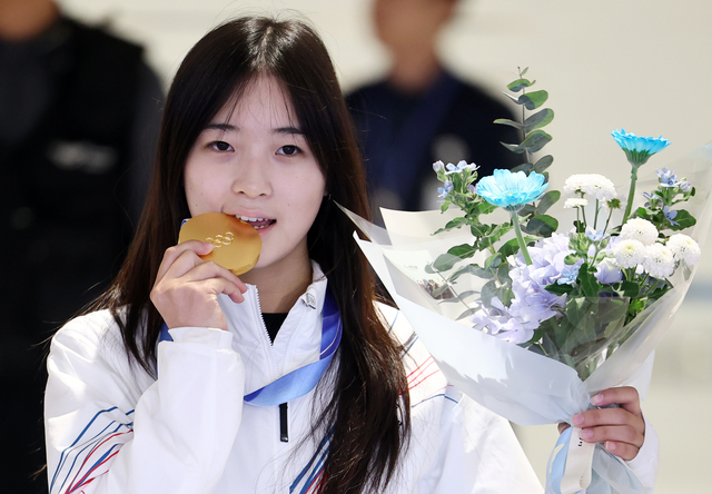 2026 밀라노·코르티나동계올림픽 스노보드 여자 하프파이프에서 금메달을 딴 최가온이 16일 인천국제공항을 통해 귀국하며 포즈를 취하고 있다.  연합뉴스