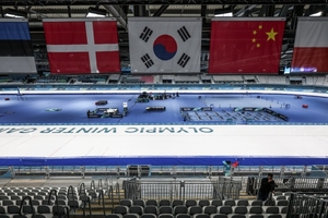 올림픽 태극기가 왜 저래?…기울어진 태극 문양 논란