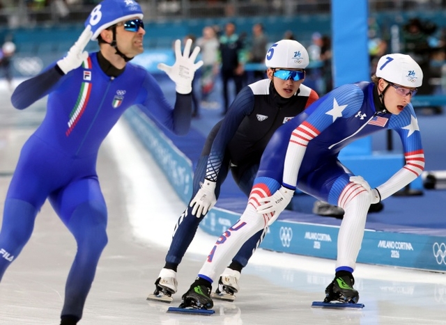정재원(가운데)이 22일(한국시간) 이탈리아 밀라노의 스피드스케이팅 스타디움에서 열린 대회 스피드스케이팅 남자 매스스타트 결승에서 5위로 결승선을 통과한 뒤 아쉬운 표정을 짓고 있다. 뉴시스