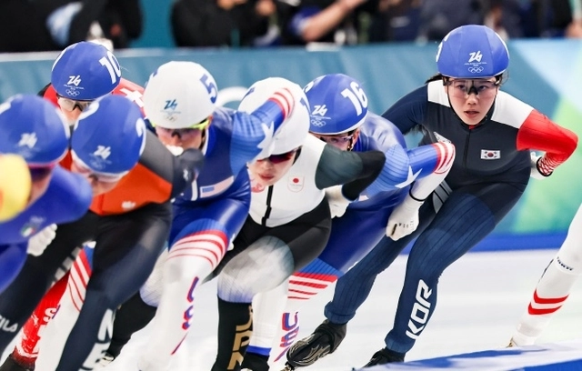 박지우(오른쪽)가 22일(한국시간) 이탈리아 밀라노의 스피드스케이팅 스타디움에서 열린 대회 스피드스케이팅 여자 매스스타트 결승에서 치열하게 순위 경쟁을 펼치고 있다. 뉴시스