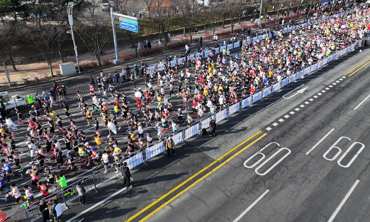 ‘하마터면’…뇌진탕 아이 태운 車, 도심 마라톤 속 경찰 도움에 간신히 병원行
