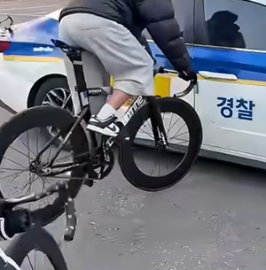 경찰차 들이받고 조롱하는 ‘픽시 폭도’…단속에도 무법지대 여전