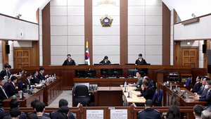 “계엄은 사법심사 대상 아냐”…지귀연 재판부 판단 갑론을박