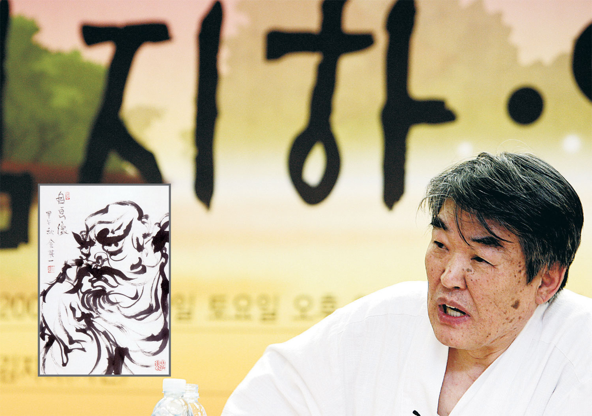 김지하가 지난 2007년 9월 서울 광화문 교보빌딩에서 열린 문학행사에 초청됐을 때의 모습. 왼쪽은 그가 ‘자화상’이라는 제목으로 2014년에 그린 달마도.  연합뉴스·쿨투라 제공