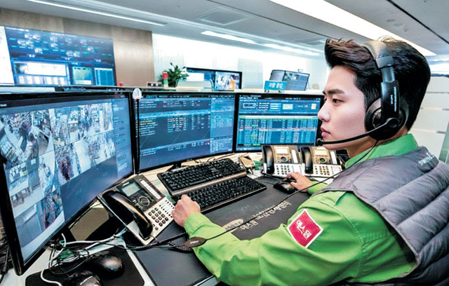 경기 수원시 에스원 보안관제센터에서 관제사가 관제 정보를 실시간으로 확인하고 있다.
에스원 제공