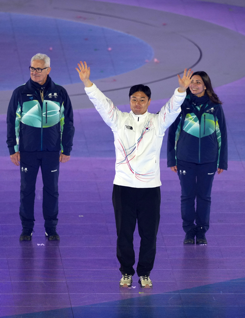 IOC 선수위원에 선출된 원윤종(가운데)이 23일 오전(한국시간) 이탈리아 베로나 아레나에서 열린 2026 밀라노·코르티나동계올림픽 폐회식 무대에 올라 손을 흔들며 인사하고 있다.  신화연합뉴스 