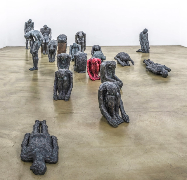 2019년작 ‘채색하중(Colorful weight)’은 삶이 남긴 피로와 고독의 하중이 어떠한 자세로 굳어지는지를 표현했다. 잿빛 인물들 사이 유일한 붉은색 몸은 견딤의 상처 혹은 남겨진 생의 온도를 뜻한다.  작가 제공