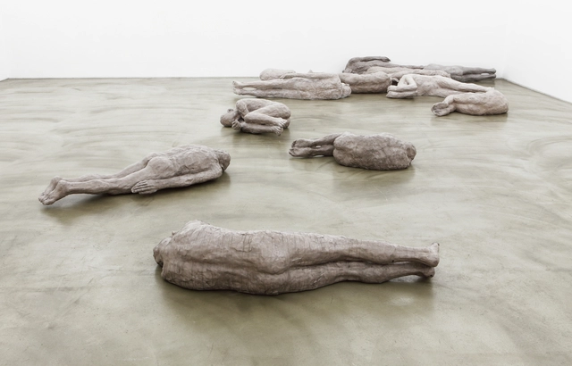 2017년 제작된 ‘말러와 눕다(Lying with Marhler)’. 얼굴을 감싼 채 옆으로 누운 사람, 얼굴을 바닥에 묻고 엎드린 사람 등 몸들은 서로 다른 형태로 바닥에 흩어져 있다. 인간의 피로와 침묵을 보여준다.  작가 제공