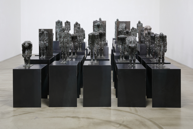 배형경 작가의 2022년작 ‘이퀄라이저(Equalizer)’. 청동으로 만들어진 인체 군상이 동일한 크기의 좌대 위에 놓여 있다. 모두 ‘같은 조건’에 있는 듯 보이지만, 인물들의 허리와 등, 머리가 저마다 다른 각도로 숙어져 있다. 각기 다른 삶의 무게와 불균형한 평등을 드러낸다.  작가 제공