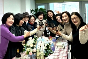 아이 낳듯이 온몸으로 시를 쓰는… 아름다운 여성 시인들[자랑합니다]